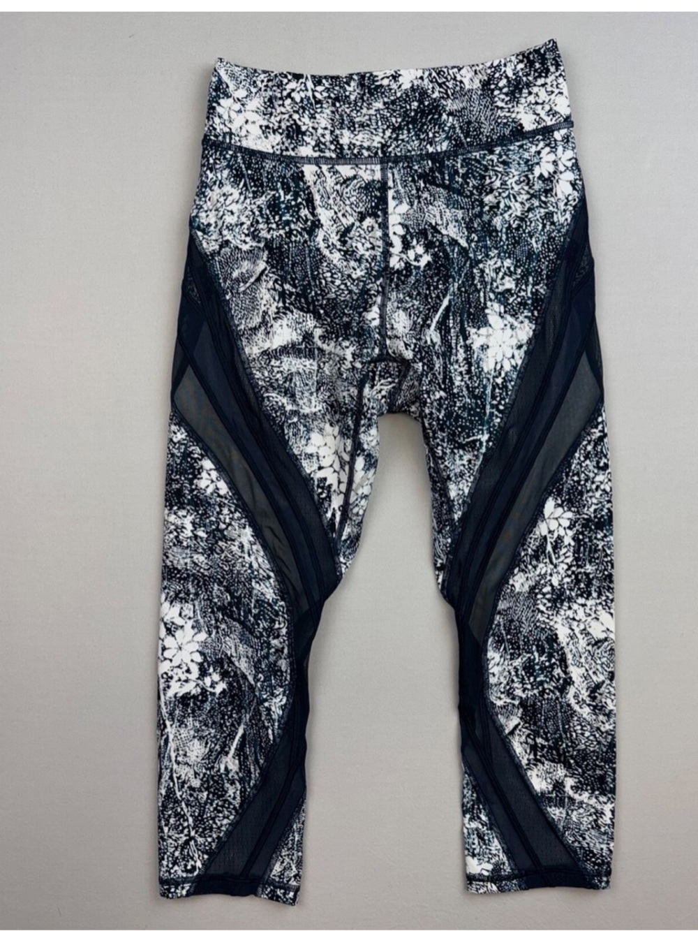 Lululemon Nerver Still Crop Leggings with Mesh Panel NWOT